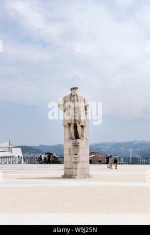 Coimbra, Portugal - 16. Juli 2019: Die Statue von König Joao III im Hof neben dem Joanine Bibliothek Stockfoto