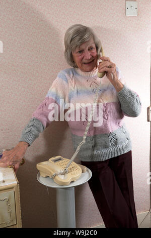 Ältere Frau mit einem Freund am Telefon Stockfoto