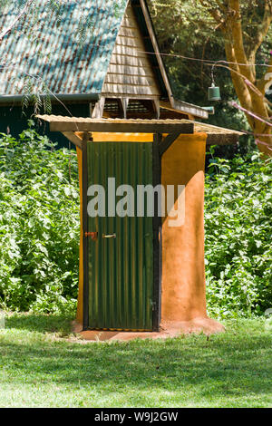 Einen outdoor camp site Toilette mit Wellpappe grüne Tür, Kenia, Ostafrika Stockfoto