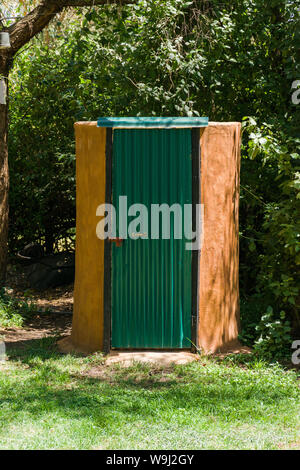 Einen outdoor camp site Toilette mit Wellpappe grüne Tür, Kenia, Ostafrika Stockfoto