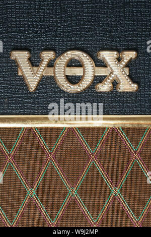 Carrara, Italien - 14 August, 2019 - Detail der Vox AC30 Gitarrenverstärker mit Logo im Vordergrund, vertikaler Stockfoto