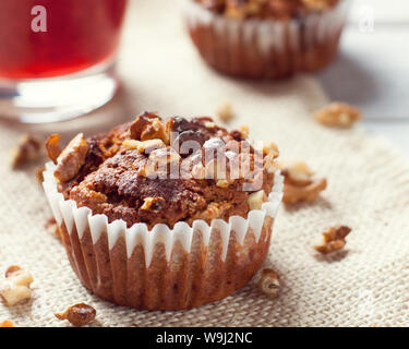 Banane - Nuss Muffins mit dunkler Schokolade Chips Stockfoto