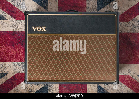 Carrara, Italien - 14 August 2019 - Eine vox Verstärker (ac 30) auf einem Teppich mit Union Jack Flagge. Vox Verstärker sind die meisten, die von Gitarristen, die haben ma verwendet Stockfoto