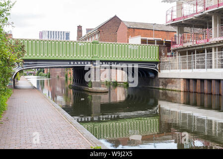 Barker Bridge ist ein Klasse 2 aufgeführten gusseiserne Brücke über den Fazeley Canal in Aston, Birmingham, Großbritannien Stockfoto