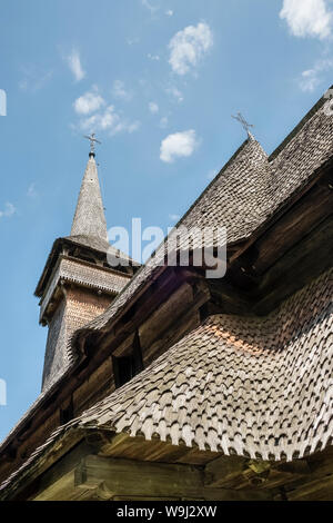 Hl. Parascheva Kirche (erbaut 1700), Poienile Izei, Maramureș, Rumänien. Die Region ist berühmt für seine hölzernen Kirchen mit ihren gemalten Innenräume Stockfoto