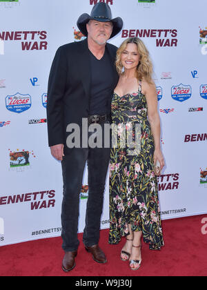 Burbank, Usa. 13 Aug, 2019. BURBANK, LOS ANGELES, Kalifornien, USA - 13. August: Sänger Trace Adkins und Victoria Pratt kommen an der Los Angeles Premiere von Forrest Filme'' Bennett's War" an der Steven J. Ross Theater bei Warner Bros Studios am 13. August 2019 in Burbank, Los Angeles, Kalifornien, Vereinigte Staaten. (Quelle: Bild Presse Agentur/Alamy leben Nachrichten Stockfoto