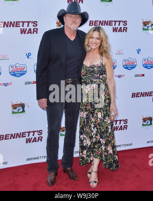 Burbank, Usa. 13 Aug, 2019. BURBANK, LOS ANGELES, Kalifornien, USA - 13. August: Sänger Trace Adkins und Victoria Pratt kommen an der Los Angeles Premiere von Forrest Filme'' Bennett's War" an der Steven J. Ross Theater bei Warner Bros Studios am 13. August 2019 in Burbank, Los Angeles, Kalifornien, Vereinigte Staaten. (Quelle: Bild Presse Agentur/Alamy leben Nachrichten Stockfoto