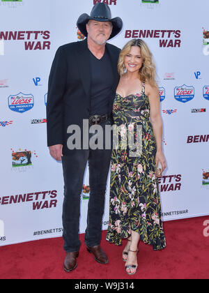 Burbank, Usa. 13 Aug, 2019. BURBANK, LOS ANGELES, Kalifornien, USA - 13. August: Sänger Trace Adkins und Victoria Pratt kommen an der Los Angeles Premiere von Forrest Filme'' Bennett's War" an der Steven J. Ross Theater bei Warner Bros Studios am 13. August 2019 in Burbank, Los Angeles, Kalifornien, Vereinigte Staaten. (Quelle: Bild Presse Agentur/Alamy leben Nachrichten Stockfoto