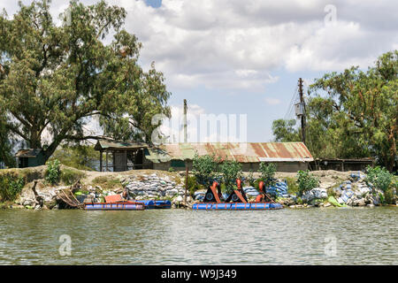 Schwimmende Wasser pumpen, Wasser zu Blume Farmen zu transportieren, Lake Naivasha, Kenia, Ostafrika Stockfoto