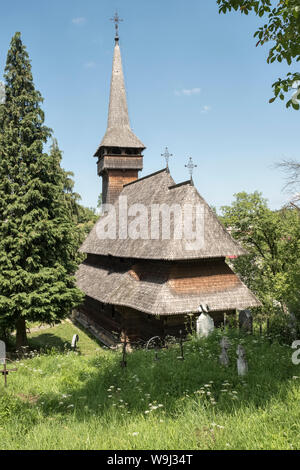 Hl. Parascheva Kirche (erbaut 1700), Poienile Izei, Maramureș, Rumänien. Die Region ist berühmt für seine hölzernen Kirchen mit ihren gemalten Innenräume Stockfoto