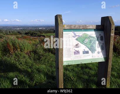 Forstverwaltung England unterzeichnen, Vögel, Bäume, Flora und Fauna in der horrocks Wald Gemeinde Wald, Bolton und Manchester in der Ferne Stockfoto