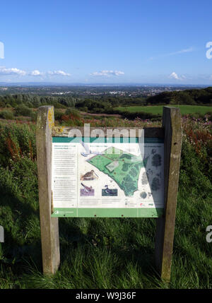 Forstverwaltung England unterzeichnen, Vögel, Bäume, Flora und Fauna in der horrocks Wald Gemeinde Wald, Bolton und Manchester in der Ferne Stockfoto