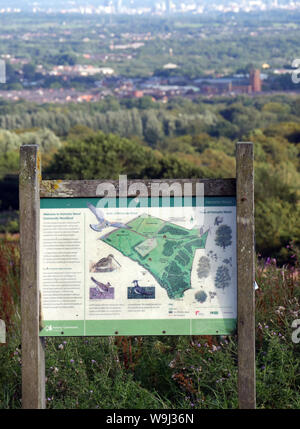 Forstverwaltung England unterzeichnen, Vögel, Bäume, Flora und Fauna in der horrocks Wald Gemeinde Wald, Bolton und Manchester in der Ferne Stockfoto