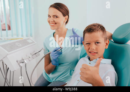 Süße Junge lächelnd während Zähne Prüfung. Happy Boy im Zahnarztstuhl sitzen und in Check up Zähne Stockfoto