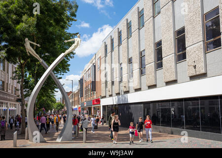 Die Edelstahl 'Discovery' Skulptur von Lucy Glendinning in Abington Street im Stadtzentrum Northampton Northampton Northamptonshire England UK GB Stockfoto