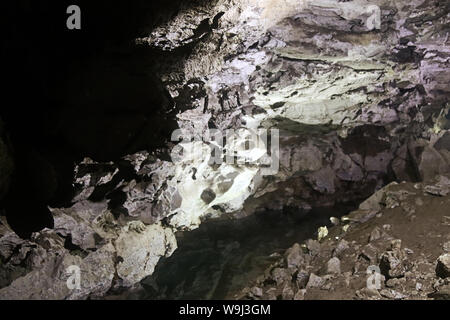Hälfte - mit Rock und Lehm natürliche Höhle gefüllt. Nach dem Zusammenbruch der Tropfsteinhöhle, Steinschlag. Stockfoto