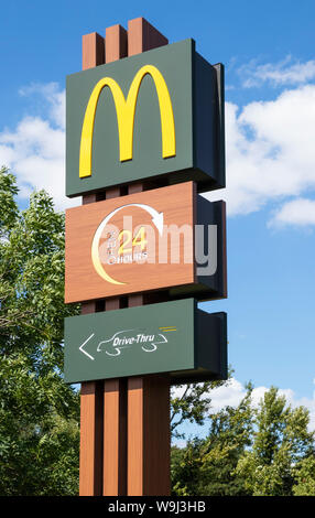 McDonalds uk McDonalds Schild UK 24 Stunden mcdonaldsdrive durch McDonalds Restaurant St James Retail Park Northampton Northamptonshire England UK Stockfoto