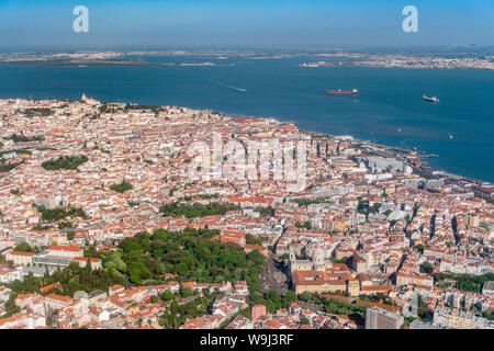 Luftaufnahme von Alfama und den Fluss Tejo mit großen Schiffen in Lissabon, Portugal. Stockfoto