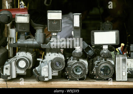 Altes Foto Ausrüstung ist staubig und nicht gefragt. alte Videokamera Stockfoto
