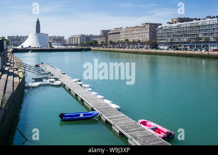 Blick auf das Bassin du Commerce, Le Havre, Normandie, Frankreich mit Le Volcan und St. Joseph's Church in der Entfernung mit einer Linie von Sportbooten Stockfoto