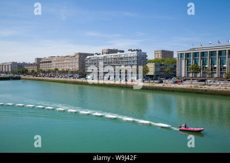 Blick auf das Bassin du Commerce in Le Havre, Normandie, Frankreich mit einer Linie von Sportbooten Stockfoto