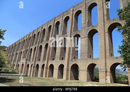 Maddaloni, Italien - 12 August 2019: Die carolino Aquädukt für den Komplex von San Leucio und der Königspalast von Caserta erstellt Stockfoto