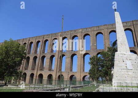 Maddaloni, Italien - 12 August 2019: Die carolino Aquädukt für den Komplex von San Leucio und der Königspalast von Caserta erstellt Stockfoto