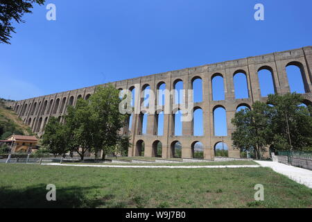 Maddaloni, Italien - 12 August 2019: Die carolino Aquädukt für den Komplex von San Leucio und der Königspalast von Caserta erstellt Stockfoto