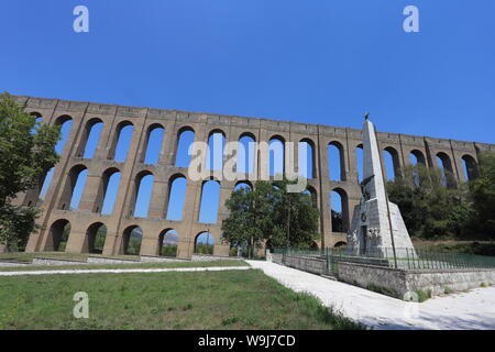 Maddaloni, Italien - 12 August 2019: Die carolino Aquädukt für den Komplex von San Leucio und der Königspalast von Caserta erstellt Stockfoto