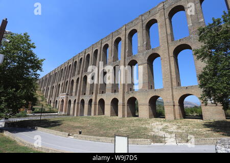 Maddaloni, Italien - 12 August 2019: Die carolino Aquädukt für den Komplex von San Leucio und der Königspalast von Caserta erstellt Stockfoto