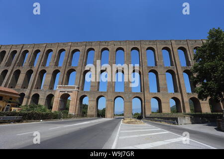 Maddaloni, Italien - 12 August 2019: Die carolino Aquädukt für den Komplex von San Leucio und der Königspalast von Caserta erstellt Stockfoto