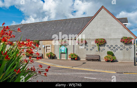 ALNESS ROSS UND CROMARTY SCHOTTLAND DORF STADT IN VOLLER BLÜTE bunte Blüten in hängenden KÖRBE UND BEHÄLTER UND MITCHELLS LANE ZEICHEN Stockfoto