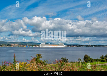 CROMARTY FIRTH ROSS UND CROMARTY SCHOTTLAND MSC ORCHESTRA KREUZFAHRTSCHIFF Lügen aus INVERGORDON MIT SOMMER HIMMEL UND BLUMEN Stockfoto