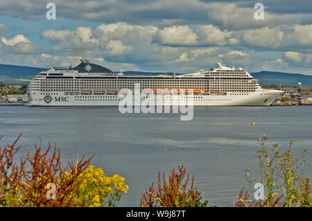 CROMARTY FIRTH SCHOTTLAND MSC ORCHESTRA KREUZFAHRTSCHIFF Lügen aus INVERGORDON IM SOMMER Stockfoto