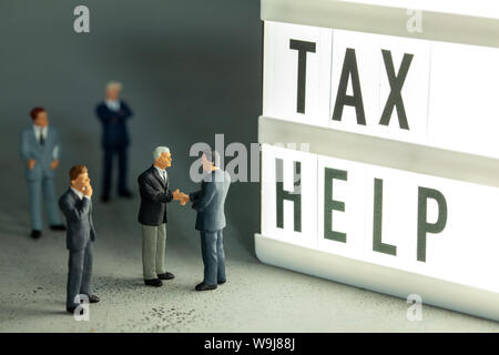 Steuern helfen. Unternehmer erhalten Unterstützung bei der Berechnung der Steuern Stockfoto