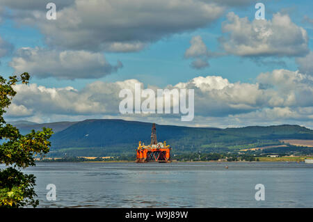 ORANGE OIL RIG PLATTFORM bei Reparaturarbeiten oder die Stilllegung Cromarty Firth SCHOTTLAND IM SOMMER Stockfoto