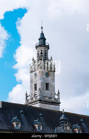 Hesdin, Frankreich: Rathaus mit Belfried aus dem 16. Jahrhundert. Die Stadt in der Region Pas-de-Calais verwendet ein wichtiges regionales Zentrum zu sein. Stockfoto