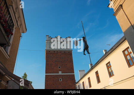 Sandomierz Polen ausgesetzt Kunst Skulptur Figur der Bootsmann (flisak) durch polnische Künstler Jerzy Kedziora im August 2019 gesehen Stockfoto