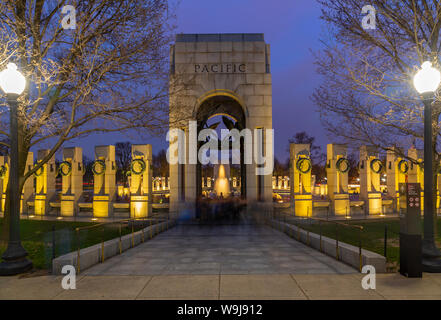 Blick auf den Zweiten Weltkrieg Memorial leuchtet in der Dämmerung, Washington, D.C., Vereinigte Staaten von Amerika, Nordamerika Stockfoto