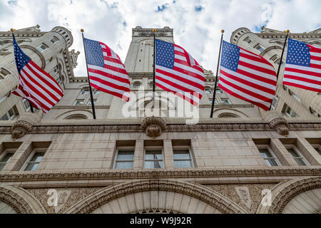 Blick auf uns Flaggen vor der ehemaligen Old Post Office Pavilion, Washington DC, District of Columbia, Vereinigte Staaten von Amerika Stockfoto