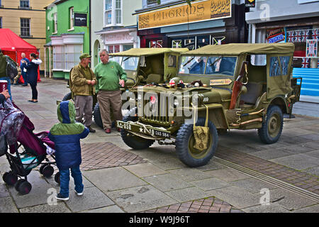 "Kriegszeit" in Bridgend. Jährliche Veranstaltung neu zu Sehenswürdigkeiten und Klänge des Zweiten Weltkriegs. Das Line-up Willys Jeeps, einem ikonischen amerikanischen Leichte militärische UV. Stockfoto