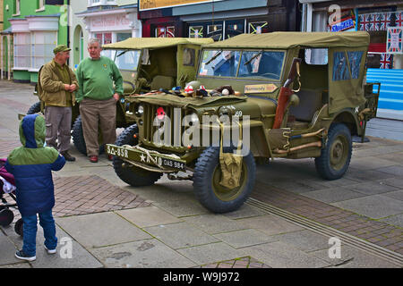 "Kriegszeit" in Bridgend. Jährliche Veranstaltung neu zu Sehenswürdigkeiten und Klänge des Zweiten Weltkriegs. Das Line-up Willys Jeeps, einem ikonischen amerikanischen Leichte militärische UV. Stockfoto