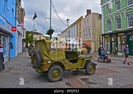 "Kriegszeit" in Bridgend. Jährliche Veranstaltung neu zu Sehenswürdigkeiten und Klänge des Zweiten Weltkriegs. Das Line-up Willys Jeeps, einem ikonischen amerikanischen Leichte militärische UV. Stockfoto