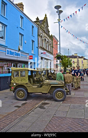 "Kriegszeit" in Bridgend. Jährliche Veranstaltung neu zu Sehenswürdigkeiten und Klänge des Zweiten Weltkriegs. Das Line-up Willys Jeeps, einem ikonischen amerikanischen Leichte militärische UV. Stockfoto