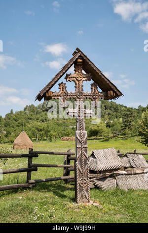 Botiza, Maramureș, Norden Rumäniens. Eine aus Holz geschnitzte Kalvarienberg auf Länderebene Kreuzung Stockfoto
