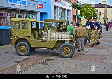 "Kriegszeit" in Bridgend. Jährliche Veranstaltung neu zu Sehenswürdigkeiten und Klänge des Zweiten Weltkriegs. Das Line-up Willys Jeeps, einem ikonischen amerikanischen Leichte militärische UV. Stockfoto