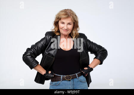 Reife Frau mittleren Alters tragen Mode Lederjacke. Stockfoto