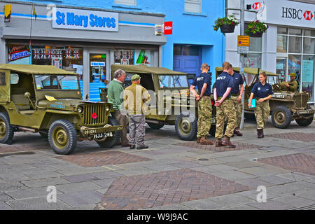 "Kriegszeit" in Bridgend. Jährliche Veranstaltung neu zu Sehenswürdigkeiten und Klänge des Zweiten Weltkriegs. Das Line-up Willys Jeeps, einem ikonischen amerikanischen Leichte militärische UV. Stockfoto