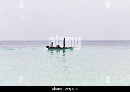 Ari Atoll, Malediven - 25. Dezember 2018: Zwei maledivischen Fischer auf dem Boot Stockfoto