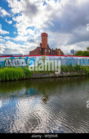 Die Belmont Werk arbeitet gesehen vom Digbeth Canal, Birmingham, Teil der EastSide Schlösser Entwicklung für Birmingham City University Stockfoto